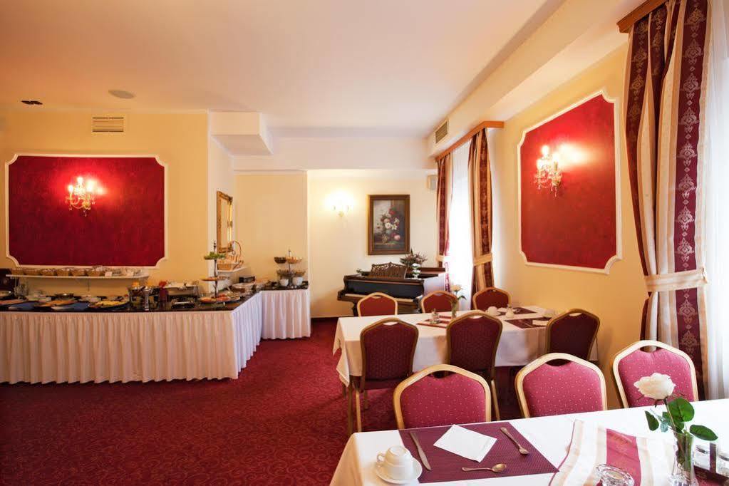 Hotel Savoy チェスケー・ブジェヨヴィツェ エクステリア 写真